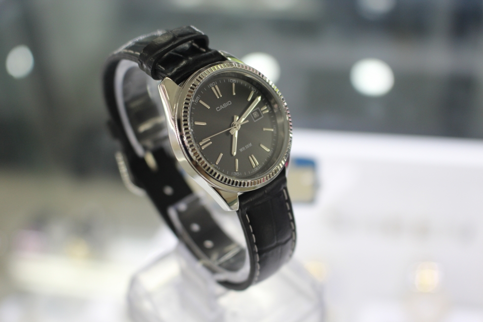 Mặt nghiêng đồng hồ nữ dây da Casio LTP-1302L-1AVDF